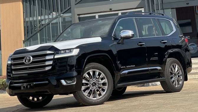 
								Toyota Land Cruiser LC300 full									