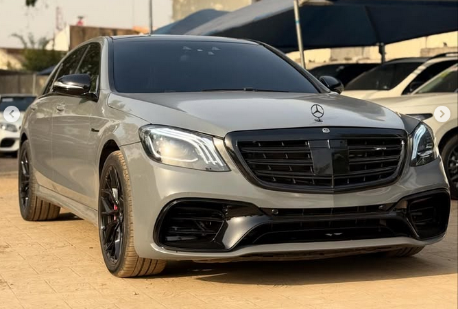 
								2013 EXTREMELY CLEAN S63 AMG full									